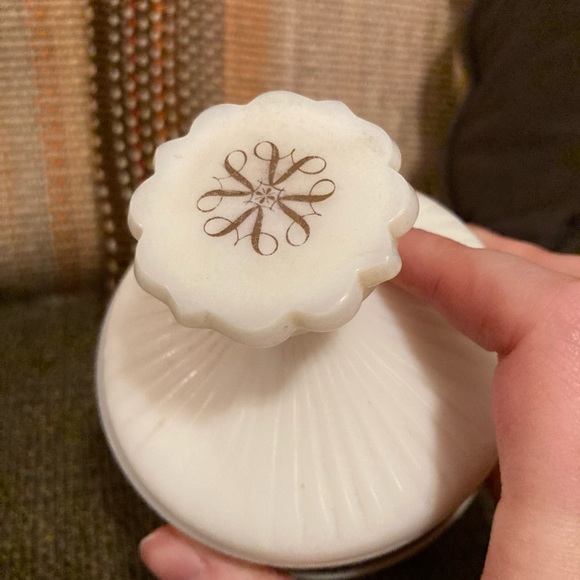 Avon White Milk Glass Vintage Lidded Candle or Powder Jar Container - Picture 6 of 12
